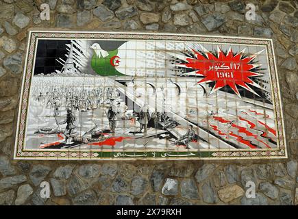 Murale carrelée à Alger représentant le massacre de Paris du 17 octobre 1961 Banque D'Images