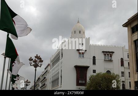 Drapeaux algériens devant le bâtiment de la Wilaya à Alger Banque D'Images