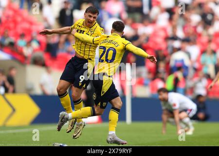 Londres, Royaume-Uni. 18 mai 2024. Mark Harris d'Oxford United et Ruben Rodrigues d'Oxford United célèbrent après le coup de sifflet final le Bolton Wanderers FC vs Oxford United FC SKY BET EFL League One Play-Off final au stade de Wembley, Londres, Angleterre, Royaume-Uni le 18 mai 2024 Credit : Every second Media/Alamy Live News Banque D'Images