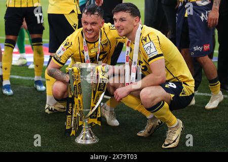 Londres, Royaume-Uni. 18 mai 2024. Josh McEachran d'Oxford United (à gauche) et Mark Harris d'Oxford United posent avec le trophée The Bolton Wanderers FC contre Oxford United FC Sky Bet EFL League One Play-Off final au stade de Wembley, Londres, Angleterre, Royaume-Uni le 18 mai 2024 Credit : Every second Media/Alamy Live News Banque D'Images