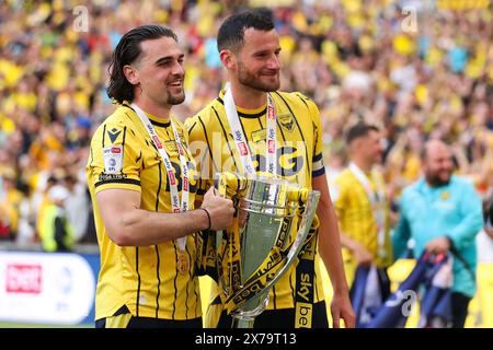 Londres, Royaume-Uni. 18 mai 2024. Ciaron Brown d'Oxford United et Elliott Moore d'Oxford United célèbrent le Bolton Wanderers FC contre Oxford United FC Sky Bet EFL League One Play-Off final au stade de Wembley, Londres, Angleterre, Royaume-Uni le 18 mai 2024 Credit : Every second Media/Alamy Live News Banque D'Images