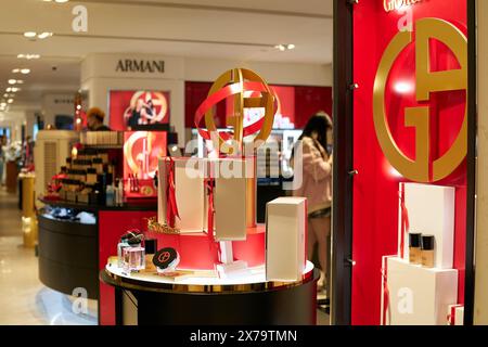 HONG KONG, CHINE - 05 DÉCEMBRE 2023 : produits cosmétiques en vente à Harbour City. Harbour City est un centre commercial situé à Tsim Sha Tsui, Kowloon. Banque D'Images