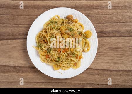 vue de dessus spaghetti avec sauce curry au poulet et pommes de terre Banque D'Images