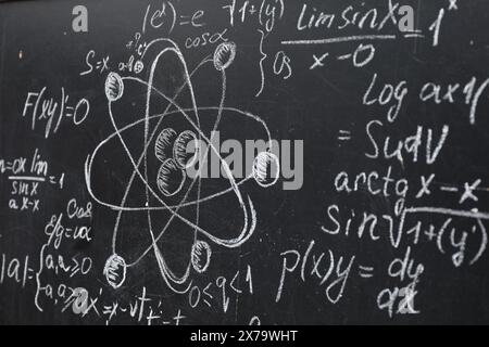 De nombreuses formules physiques différentes écrites à la craie sur tableau noir Banque D'Images