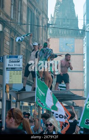 Glasgow, Écosse, Royaume-Uni. 18 mai 2024. Les fans du Celtic FC se rassemblent dans le quartier de Trongate à Glasgow pour célébrer la victoire de leur troisième premier championnat écossais consécutif. Crédit : R. Nouvelles en direct de Gass/Alamy Banque D'Images