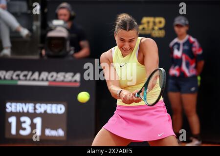 Rome, Italie. 18 mai 2024. Aryna Sabalenka remporte un coup lors de la finale en simple féminin entre IgA Swiatek de Pologne et Aryna Sabalenka de Biélorussie à l'Open d'Italie de la WTA à Rome, Italie, le 18 mai 2024. Crédit : Alberto Lingria/Xinhua/Alamy Live News Banque D'Images