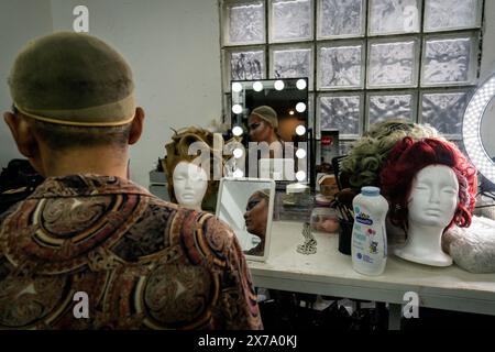 Thaïlande. 18 mai 2024. Une drag queen fait son maquillage dans les coulisses avant le spectacle. Les drag Queens et les fans se félicitent de l'arrivée de Nymphia Wind, le dernier gagnant de la franchise RuPaul's Drag Race, et le premier artiste d'Asie du Sud-est à remporter la couronne depuis plus d'une décennie, au Stranger Bar à Bangkok, en Thaïlande. Crédit : Matt Hunt/Neato/Alamy Live News Banque D'Images