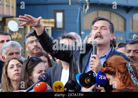 Diyarbakir, Turquie. 18 mai 2024. Erkan Bas, président du Parti des travailleurs de Turquie (TIP), est vu parler lors d'une manifestation. Les lourdes peines de prison infligées aux politiciens kurdes ont été protestées par des déclarations de masse à Istanbul, Adana et Diyarbakir. Le coprésident du Parti des régions démocratiques (DBP), Cigdem Kilicgun UCAR, le président du Parti des travailleurs de Turquie (TIP), Erkan Bas, des députés du Parti de l'égalité des peuples et de la démocratie (Parti DEM), des représentants de certaines organisations de la société civile et le public ont assisté à la déclaration sur la place Dagkapi de Diyarbak?R. Crédit : SOPA images Limited/Alamy Live News Banque D'Images