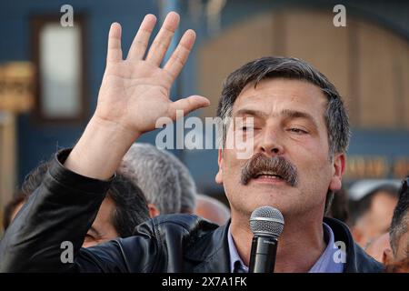 Diyarbakir, Turquie. 18 mai 2024. Erkan Bas, président du Parti des travailleurs de Turquie (TIP), est vu parler lors d'une manifestation. Les lourdes peines de prison infligées aux politiciens kurdes ont été protestées par des déclarations de masse à Istanbul, Adana et Diyarbakir. Le coprésident du Parti des régions démocratiques (DBP), Cigdem Kilicgun UCAR, le président du Parti des travailleurs de Turquie (TIP), Erkan Bas, des députés du Parti de l'égalité des peuples et de la démocratie (Parti DEM), des représentants de certaines organisations de la société civile et le public ont assisté à la déclaration sur la place Dagkapi de Diyarbak?R. Crédit : SOPA images Limited/Alamy Live News Banque D'Images