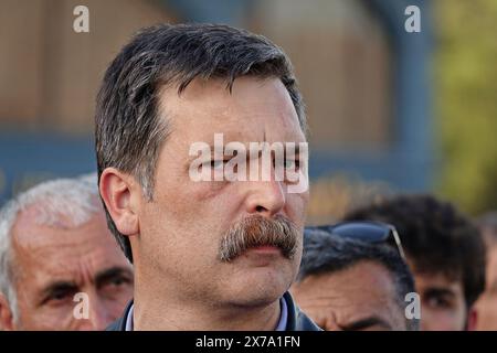 Diyarbakir, Turquie. 18 mai 2024. Erkan Bas, président du Parti des travailleurs de Turquie (TIP), est vu pendant la manifestation. Les lourdes peines de prison infligées aux politiciens kurdes ont été protestées par des déclarations de masse à Istanbul, Adana et Diyarbakir. Le coprésident du Parti des régions démocratiques (DBP), Cigdem Kilicgun UCAR, le président du Parti des travailleurs de Turquie (TIP), Erkan Bas, des députés du Parti de l'égalité des peuples et de la démocratie (Parti DEM), des représentants de certaines organisations de la société civile et le public ont assisté à la déclaration sur la place Dagkapi de Diyarbak?R. Crédit : SOPA images Limited/Alamy Live News Banque D'Images