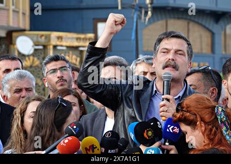 Diyarbakir, Turquie. 18 mai 2024. Erkan Bas, président du Parti des travailleurs de Turquie (TIP), est vu parler lors d'une manifestation. Les lourdes peines de prison infligées aux politiciens kurdes ont été protestées par des déclarations de masse à Istanbul, Adana et Diyarbakir. Le coprésident du Parti des régions démocratiques (DBP), Cigdem Kilicgun UCAR, le président du Parti des travailleurs de Turquie (TIP), Erkan Bas, des députés du Parti de l'égalité des peuples et de la démocratie (Parti DEM), des représentants de certaines organisations de la société civile et le public ont assisté à la déclaration sur la place Dagkapi de Diyarbak?R. Crédit : SOPA images Limited/Alamy Live News Banque D'Images