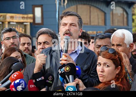 Diyarbakir, Turquie. 18 mai 2024. Erkan Bas, président du Parti des travailleurs de Turquie (TIP), est vu parler lors d'une manifestation. Les lourdes peines de prison infligées aux politiciens kurdes ont été protestées par des déclarations de masse à Istanbul, Adana et Diyarbakir. Le coprésident du Parti des régions démocratiques (DBP), Cigdem Kilicgun UCAR, le président du Parti des travailleurs de Turquie (TIP), Erkan Bas, des députés du Parti de l'égalité des peuples et de la démocratie (Parti DEM), des représentants de certaines organisations de la société civile et le public ont assisté à la déclaration sur la place Dagkapi de Diyarbak?R. Crédit : SOPA images Limited/Alamy Live News Banque D'Images