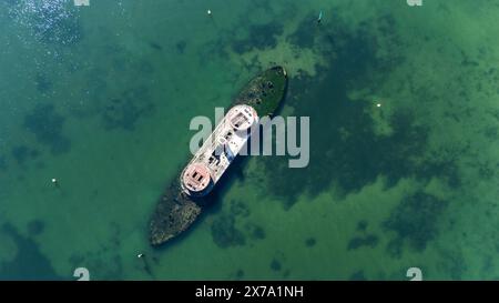 HMVS Cerberus War Ship, Port Phillip Bay, Melbourne. L'épave du Cerberus agit comme un brise-lames dans les eaux au large de Black Rock Beach. Banque D'Images