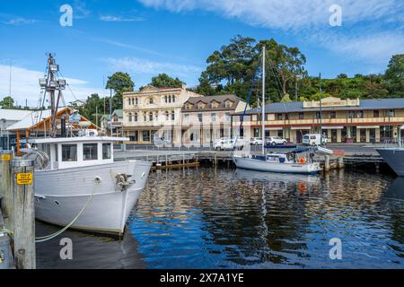 Bateaux de pêche amarrés au quai de la ville de Strahan, Strahan, côte ouest Tasmanai Banque D'Images