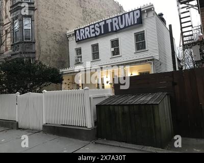 Arrêtez Trump bannière dans la section Park Slope de Brooklyn, NY Banque D'Images