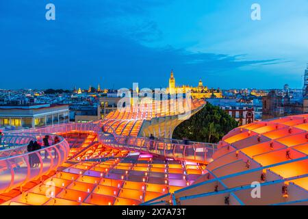 Tour Giralda et cathédrale de Séville dans le centre-ville de l'Espagne au coucher du soleil de dessus vue Banque D'Images