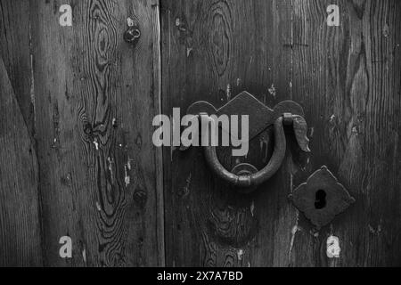 Porte antique vintage avec trou de serrure et poignée anneau. Porte en bois antique avec serrure et poignée en métal forgé. Banque D'Images