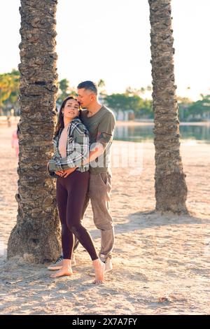 Un couple dans les câlins amoureux sur la plage de la mer. Un homme et une femme profitent mutuellement et de leurs vacances au bord de la mer. Banque D'Images