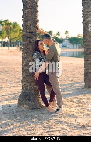 Un couple dans les câlins amoureux sur la plage de la mer. Un homme et une femme profitent mutuellement et de leurs vacances au bord de la mer. Banque D'Images