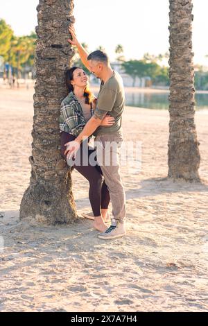 Un couple dans les câlins amoureux sur la plage de la mer. Un homme et une femme profitent mutuellement et de leurs vacances au bord de la mer. Banque D'Images