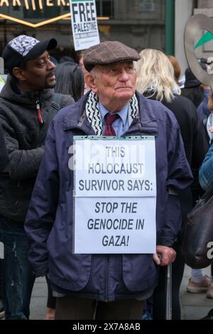 Londres, Royaume-Uni, 18 mai 2024. Un survivant de l’Holocauste participe à une marche avec des milliers d’autres pour le 76e anniversaire de la Nakba, ainsi qu’à la 14e marche nationale pour la Palestine dans le centre de Londres. La manifestation pro-palestinienne réitère l’appel à un cessez-le-feu à Gaza et au gouvernement britannique pour qu’il cesse les exportations d’armes vers Israël. La Nakba (qui signifie catastrophe en arabe) marque la période entre 1947-49 où 700 000 Palestiniens ont été chassés de leurs maisons pour établir l'État d'Israël. Crédit : onzième heure photographie/Alamy Live News Banque D'Images