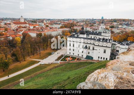 Palais des grands ducs de Lituanie vu de la tour de Gediminas, Vilnius, Lituanie. Original construit 15ème siècle, reconstruit des années 2000 en raison d'un incendie Banque D'Images