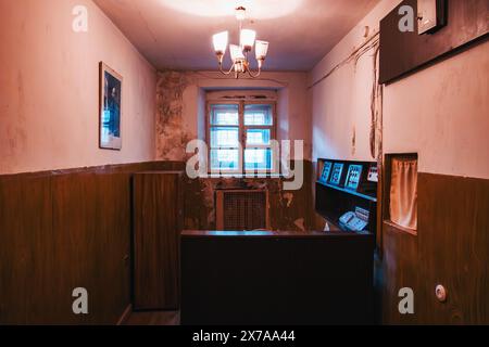 Une salle rose à l'intérieur du Musée des occupations et des combats de la liberté, dans un ancien bâtiment du KGB à Vilnius, en Lituanie Banque D'Images