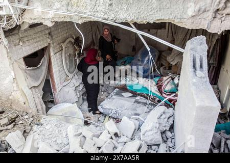 Des Palestiniens inspectent leur maison détruite à la suite d'une frappe aérienne israélienne dans le camp de réfugiés de Djénine en Cisjordanie. L’armée israélienne affirme que Khamisa, qui a été tué dans une frappe aérienne en Cisjordanie vendredi, est responsable de deux tirs contre des civils. L'un d'eux, en 2023, a entraîné le meurtre d'un israélien près d'une colonie de Cisjordanie. Le mouvement armé du Jihad islamique a déclaré qu'Al-Khamisa était un commandant de la brigade de Djénine. Les responsables palestiniens de la santé ont signalé que huit personnes avaient été blessées lors du raid. Banque D'Images