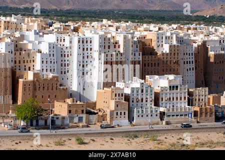Shibam est une ville du Yémen, dans le gouvernorat de Hadhramaut. Connu pour ses gratte-ciel en briques de boue, il est connu comme le « Manhattan du désert » Banque D'Images