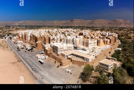 Shibam est une ville du Yémen, dans le gouvernorat de Hadhramaut. Connu pour ses gratte-ciel en briques de boue, il est connu comme le « Manhattan du désert » Banque D'Images