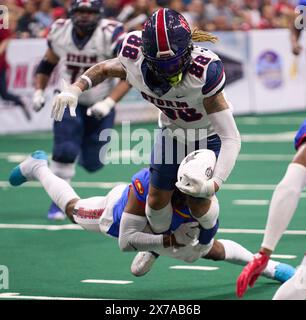 Jacksonville, Floride, États-Unis. 19 mai 2024. Ligue de football en salle Jacksonville Sharks vs Sioux Falls Storm. Storm WR Lorenzo Thompson (88) est abattu par Sharks DB Brion Murray (4). Crédit photo : Tim Davis/Alamy Live News Banque D'Images