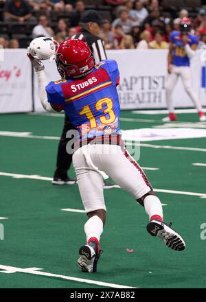 Jacksonville, Floride, États-Unis. 19 mai 2024. Ligue de football en salle Jacksonville Sharks vs Sioux Falls Storm. Sharks WR DJ Stubbs (13) tend la main pour attraper une prise au milieu. Crédit photo : Tim Davis/Alamy Live News Banque D'Images