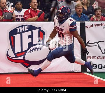 Jacksonville, Floride, États-Unis. 19 mai 2024. Ligue de football en salle Jacksonville Sharks vs Sioux Falls Storm. La tempête RB KeShawn Williams (41 ans) a franchi la ligne de but pour un touchdown. Crédit photo : Tim Davis/Alamy Live News Banque D'Images