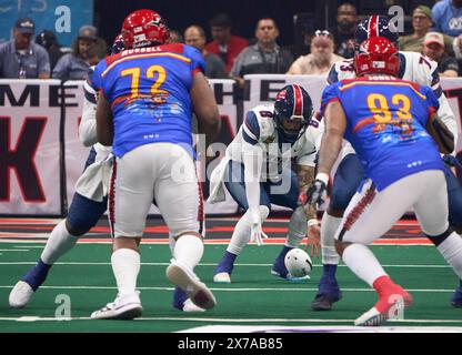 Jacksonville, Floride, États-Unis. 19 mai 2024. Ligue de football en salle Jacksonville Sharks vs Sioux Falls Storm. Storm QB Lorenzo Brown Jr. (8) tente de gérer un coup de pied bas à partir du centre. Crédit photo : Tim Davis/Alamy Live News Banque D'Images