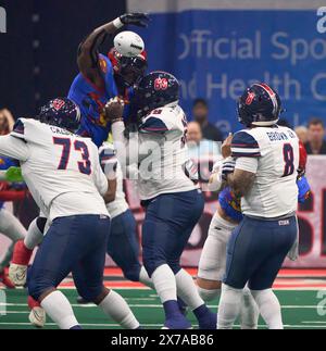 Jacksonville, Floride, États-Unis. 19 mai 2024. Ligue de football en salle Jacksonville Sharks vs Sioux Falls Storm. Sharks DL Ulric Jones (93) bat le col de la tempête QB Lorenzo Brown Jr. (8). Crédit photo : Tim Davis/Alamy Live News Banque D'Images