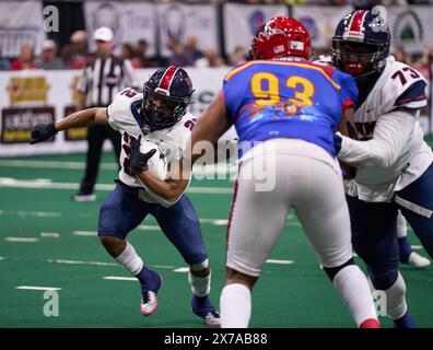 Jacksonville, Floride, États-Unis. 19 mai 2024. Ligue de football en salle Jacksonville Sharks vs Sioux Falls Storm. Storm RB Bryson Denler (22) se replie dans un trou ouvert pour plus de distance. Crédit photo : Tim Davis/Alamy Live News Banque D'Images