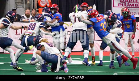 Jacksonville, Floride, États-Unis. 19 mai 2024. Ligue de football en salle Jacksonville Sharks vs Sioux Falls Storm. Sharks DL Brandon Munoz (22) bloque la tentative de but de Storm K Dean Sarris (11). Crédit photo : Tim Davis/Alamy Live News Banque D'Images