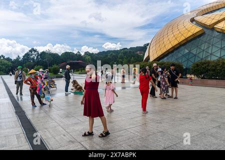 Bâtiment géant de tournesol au parc de la place Lam Vien. Pavillon de verre sous la forme d'une fleur tournesol Lam Vien Square Vietnam. Banque D'Images