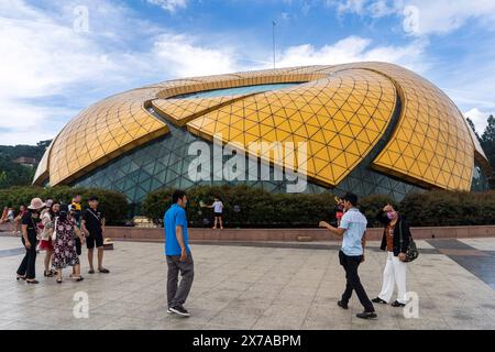 Bâtiment géant de tournesol au parc de la place Lam Vien. Pavillon de verre sous la forme d'une fleur tournesol Lam Vien Square Vietnam. Banque D'Images