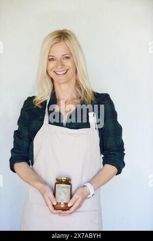 Femme, portrait et heureux avec confiture biologique pour la biodiversité, la durabilité et l'éco-responsable à la maison. Conservateur, sourire et fruits naturels à tartiner pour Banque D'Images