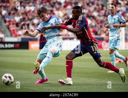 Salt Lake City, Utah, États-Unis. 18 mai 2024. Dans un match entre Real Salt Lake et Colorado Rapids à America First Field, Andres Gomez et Sam Vines disputent le ballon. (Crédit image : © Abram Iman/ZUMA Press Wire) USAGE ÉDITORIAL SEULEMENT! Non destiné à UN USAGE commercial ! Banque D'Images