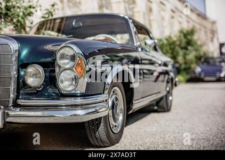 enns, autriche, 11 mai 2024, réunion de voitures anciennes au château d'ennsegg, avant, phares d'une mercedes benz s-class coupé w108 *** enns, österreich, 11. mai 2024, oldtimertreffen auf schloss ennsegg, front, scheinwerfer eines mercedes benz s klasse coupe w108 Copyright : xw. Simlingerx Banque D'Images