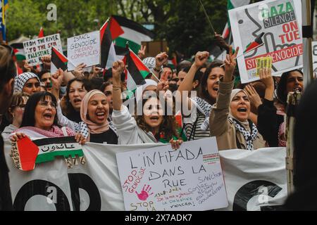 Paris, France. 18 mai 2024. Les gens lèvent les armes pour soutenir la Palestine lors d’une marche qui se déroule dans les rues principales de Paris, en France. Marche en soutien à la Palestine dans les rues principales de Paris, France ; à l'occasion du 76e anniversaire de la Nakba. Crédit : SOPA images Limited/Alamy Live News Banque D'Images