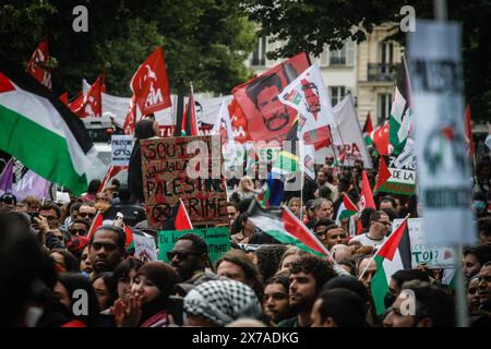 Paris, France. 18 mai 2024. Des milliers de personnes défilent en faveur de la Palestine, avec des messages différents dans les rues principales de Paris, en France. Marche en soutien à la Palestine dans les rues principales de Paris, France ; à l'occasion du 76e anniversaire de la Nakba. Crédit : SOPA images Limited/Alamy Live News Banque D'Images