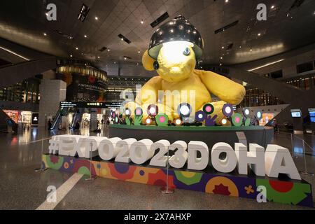 DOHA, QATAR - 13 OCTOBRE 2023 : sculpture d'ours de lampe à l'aéroport international Hamad de Doha. Banque D'Images