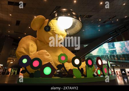 DOHA, QATAR - 13 OCTOBRE 2023 : sculpture d'ours de lampe à l'aéroport international Hamad de Doha. Banque D'Images