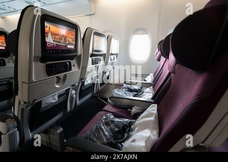 DOHA, QATAR - 13 OCTOBRE 2023 : sièges économiques sur un Airbus A380 de Qatar Airways. Banque D'Images