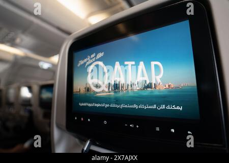 DOHA, QATAR - 13 OCTOBRE 2023 : un siège Airbus A380 de Qatar Airways en classe économique équipé d'un système de divertissement à bord Banque D'Images