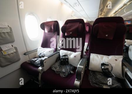 DOHA, QATAR - 13 OCTOBRE 2023 : sièges économiques sur un Airbus A380 de Qatar Airways. Banque D'Images