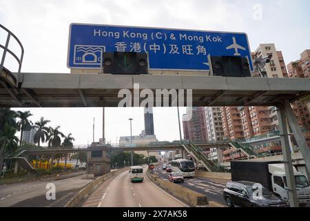 HONG KONG, CHINE - 05 DÉCEMBRE 2023 : paysage urbain de Hong Kong vu du pont supérieur d'un bus à impériale. Banque D'Images